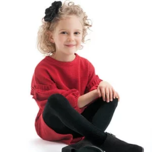 dziewczynka w czerwonej sukience i czarnych rajstopach z wiskozy z brokatem